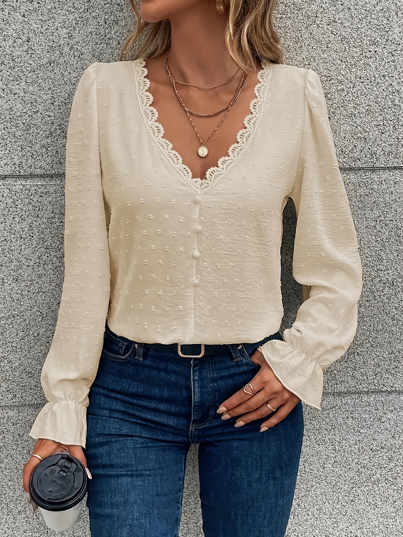 Bluzka z długim rękawem V-Neck - koronkowy kołnierzyk i lekki materiał