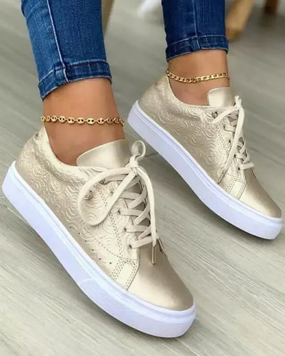 Eleganckie buty sportowe ze złotymi detalami