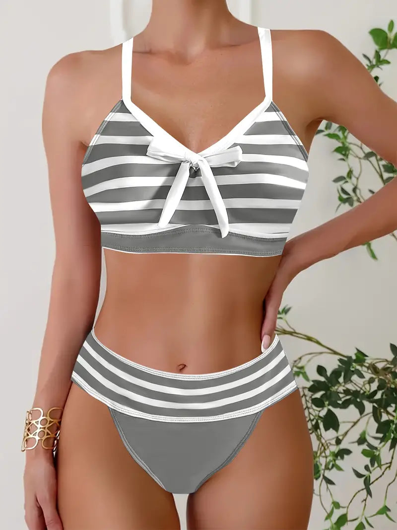 Seksowne bikini w paski z kokardką na dekolcie w serek