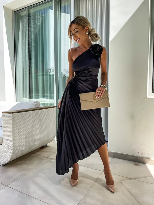 Elegancka sukienka midi z asymetrycznym wzorem i jednym ramiączkiem