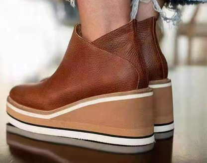 Buty na platformie i klinowym obcasie z elastycznym paskiem - wygoda wsuwania