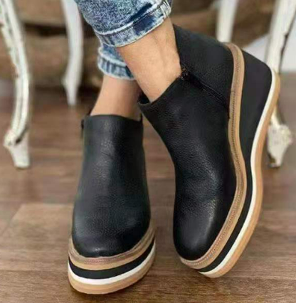 Buty na platformie i klinowym obcasie z elastycznym paskiem - wygoda wsuwania