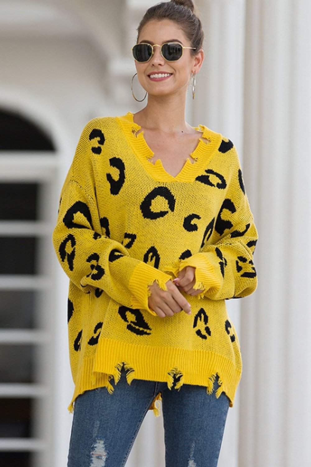 Sweter w panterkę z dekoltem w szpic dla kobiet