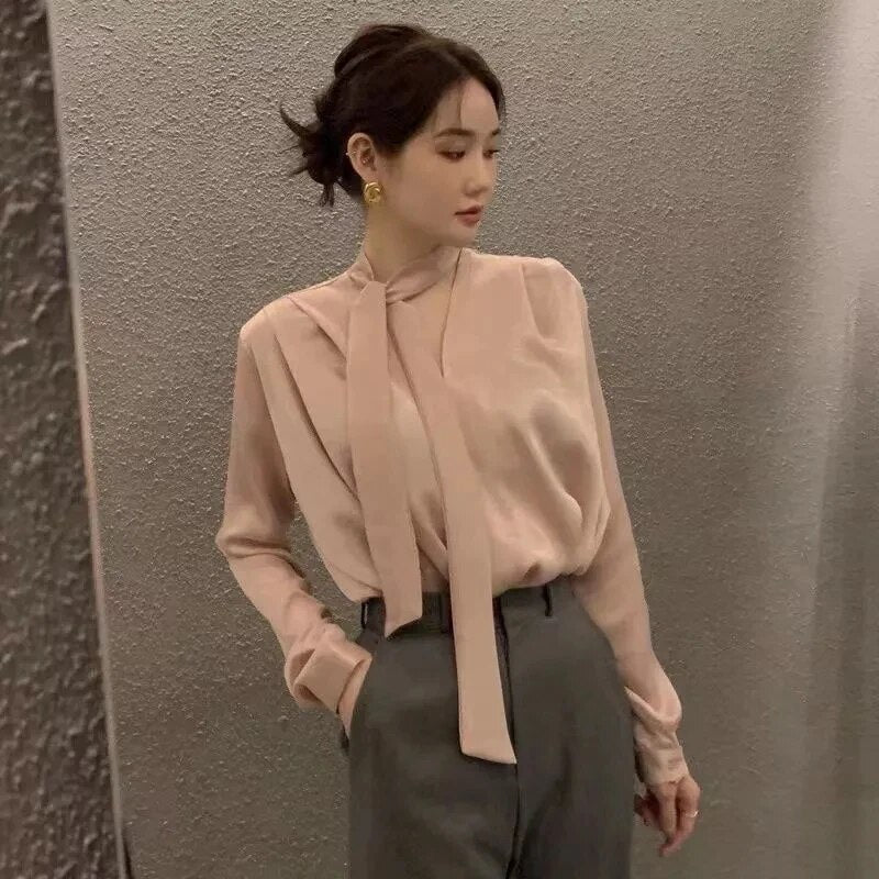 Themy - Elegancka satynowa bluzka ze sznurowaniem
