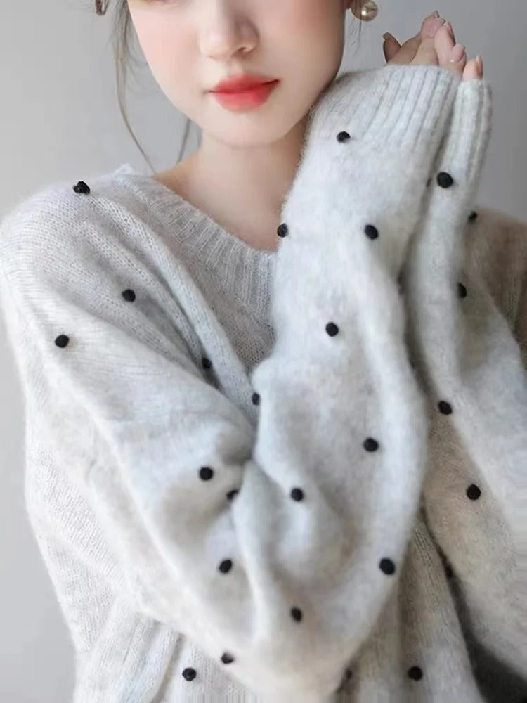 Vivienne - Damski sweter z puszystej dzianiny z akcentami w kropki